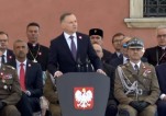 Prezydent RP Andrzej Duda, podczas przemówienia na Placu Zamkowym w Warszawie w dniu 3 maja 2023 r. Po stronie m.in. Prezes NSA Jacek Chlebny 
