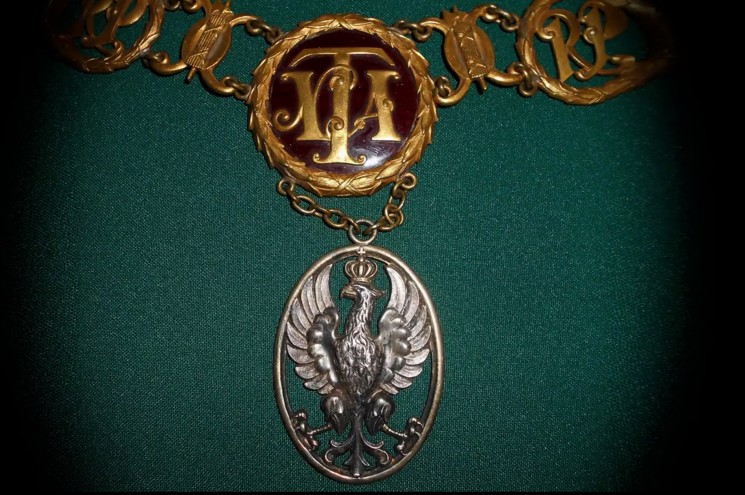 łańcuch sędziowski z wizerunkiem orła w koronie